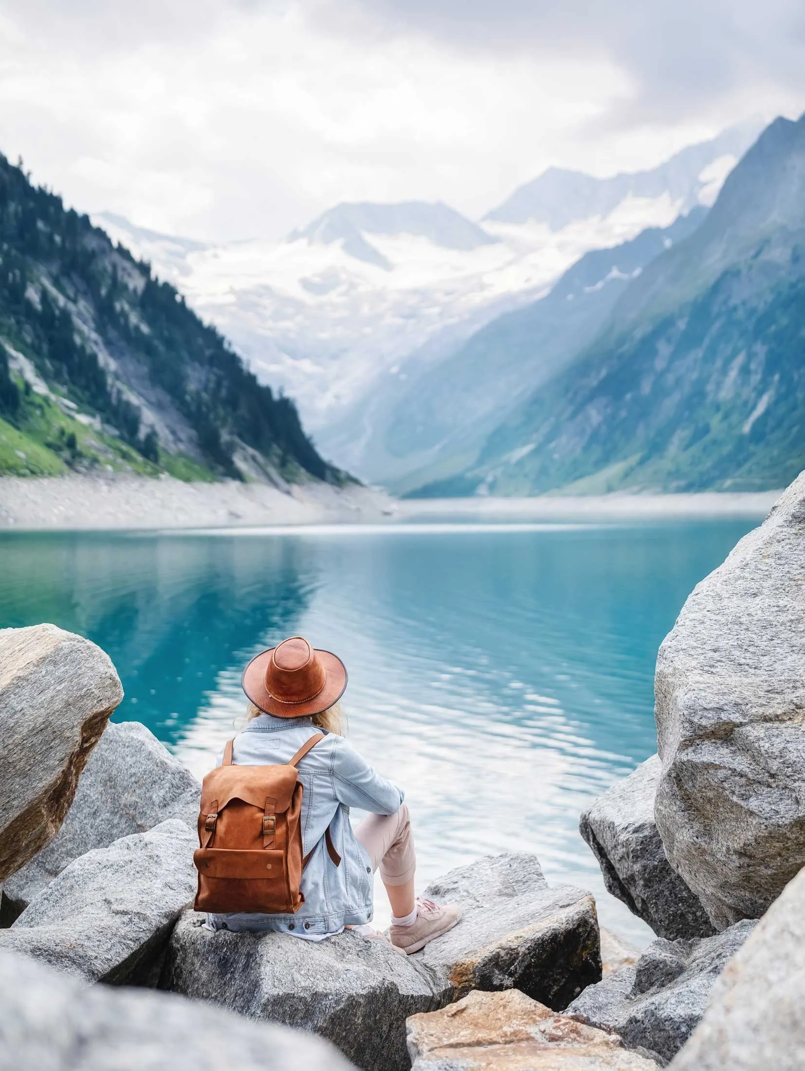 travel-image-traveler-look-on-the-mountain-lake-2022-02-02-03-59-20-utc.jpg